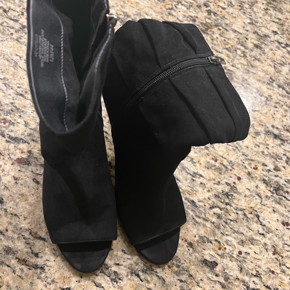Vince Camuto Peep Toe Booties SIZE 12